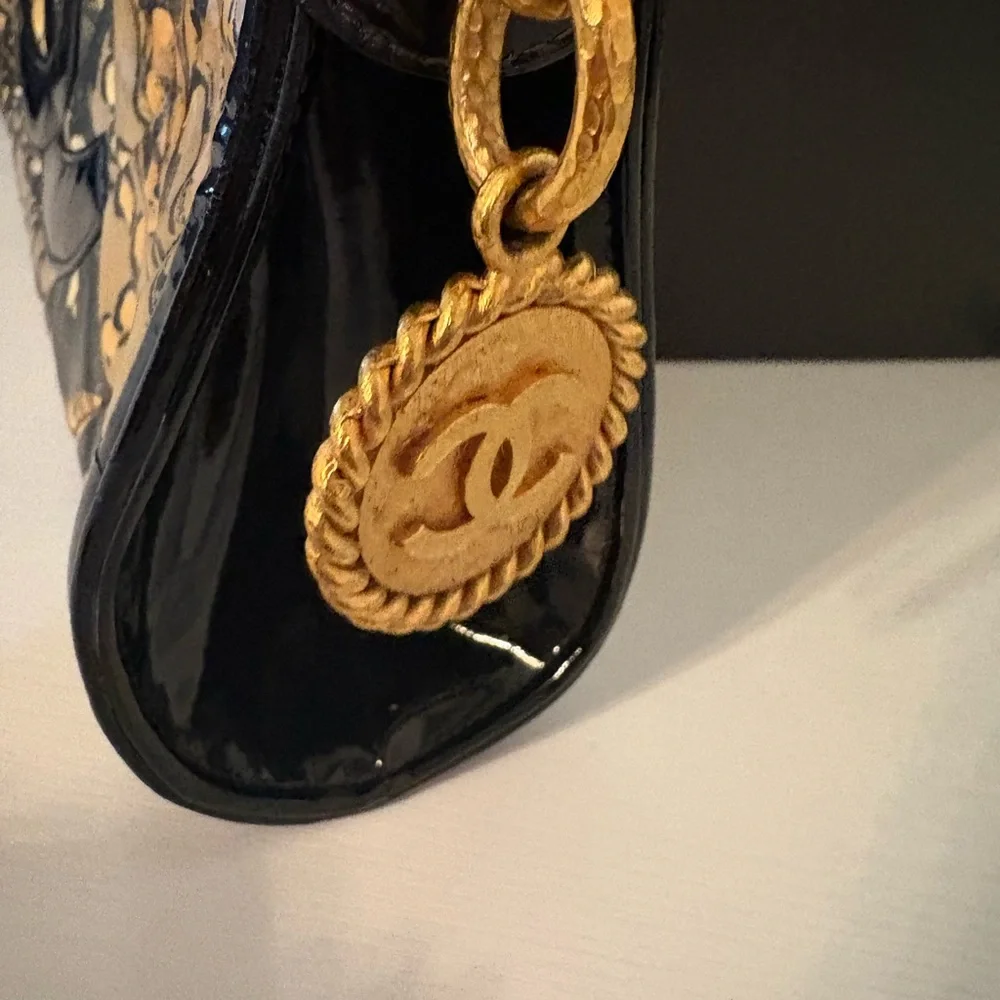 CHANEL Medallion Patent Leather Large Clutch - Picture 3 of 12
